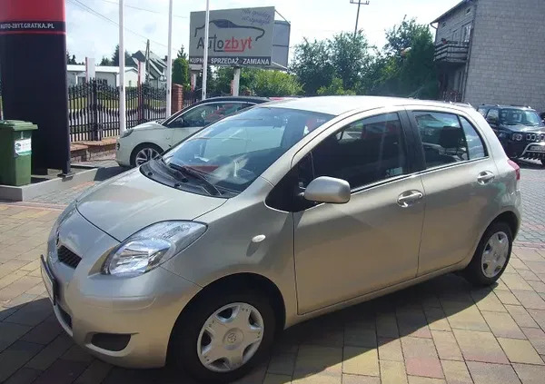 mazowieckie Toyota Yaris cena 20500 przebieg: 128000, rok produkcji 2010 z Krajenka